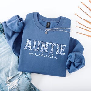 Moletom Toile de Jouy personalizado com nome da tia, camisa de gola redonda com tema cottagecore francês e cena pastoral, moletom com capuz azul chinoiserie em tom pastel suave