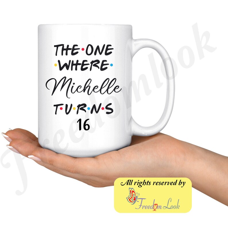 K&ouml;nnte beinhalten: Wei&szlig;e Keramiktasse mit einem schwarzen Design, das "The One Where Michelle Turns 16" mit bunten Punkten sagt, die die Buchstaben in "Friends" darstellen.