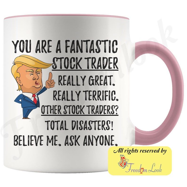 Op de afbeelding: Een witte keramische koffiemok met een roze rand en handvat. De mok heeft een cartoonafbeelding van Donald Trump met de tekst "You are a fantastic stock trader. Really great. Really terrific. Other stock traders? Total disasters! Believe me. Ask anyone."