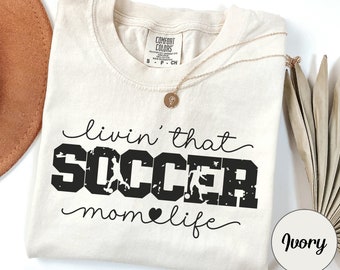 Fotbollsmamma komfortfärger T-shirt, fotboll cheerleading mamma-t-shirt, sportmammapresenter, mammas födelsedagsuppskattningspresent, leva fotbollslivet rundhalsduk för henne