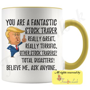 Op de afbeelding: Een witte keramische mok met een gele rand en handvat. De mok heeft een cartoonafbeelding van Donald Trump met de tekst "You are a fantastic stock trader. Really great. Really terrific. Other stock traders? Total disasters! Believe me. Ask anyone."