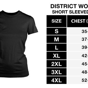 Puede incluir: Tabla de tallas para una camiseta de manga corta para mujer. La tabla muestra las tallas de la S a la 4XL con las medidas de pecho correspondientes en pulgadas.