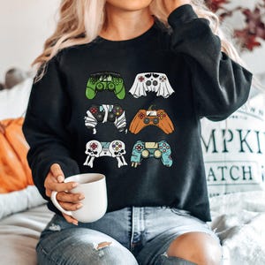 Halloween Gaming Controllers Sweatshirt, Trendy Ghost Fall Shirt, Spooky Zombie Skeleton Pumpkin Gamer Video Game Controller Graphic Tee
