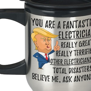 Puede incluir: Una taza de viaje de plata con un asa y una tapa negras. La taza presenta una imagen de dibujos animados de una persona con cabello rubio y un traje azul. El texto en la taza dice "You are a fantastic electrician. Really great. Really terrific. Other electricians? Total disasters! Believe me. Ask anyone."