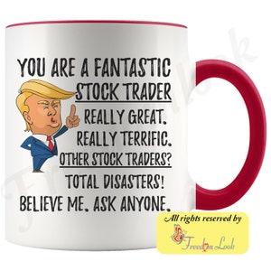 Op de afbeelding: Een witte keramische koffiemok met een rode rand en handvat. De mok heeft een cartoonafbeelding van een man met een rode stropdas en een zwart pak. De tekst op de mok luidt: "You are a fantastic stock trader. Really great. Really terrific. Other stock traders? Total disasters! Believe me. Ask anyone."