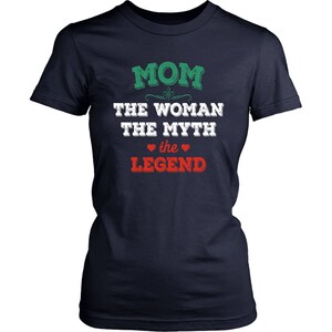 Puede incluir: Camiseta azul marino con el texto "MOM THE WOMAN THE MYTH the LEGEND" en letras verdes y rojas.