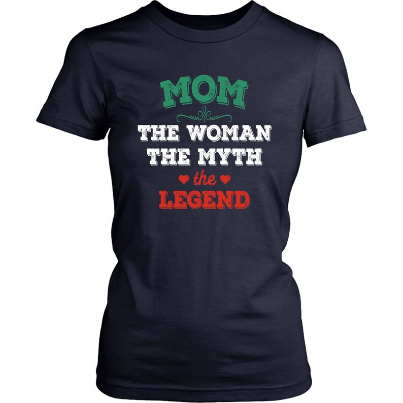 Puede incluir: Camiseta azul marino con el texto "MOM THE WOMAN THE MYTH the LEGEND" en letras verdes y rojas.