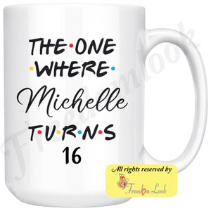 K&ouml;nnte beinhalten: Wei&szlig;e Keramiktasse mit schwarzem Text, der "THE ONE WHERE Michelle TURNS 16" lautet. Der Text hat farbige Punkte zwischen den W&ouml;rtern. Die Tasse hat einen wei&szlig;en Henkel.
