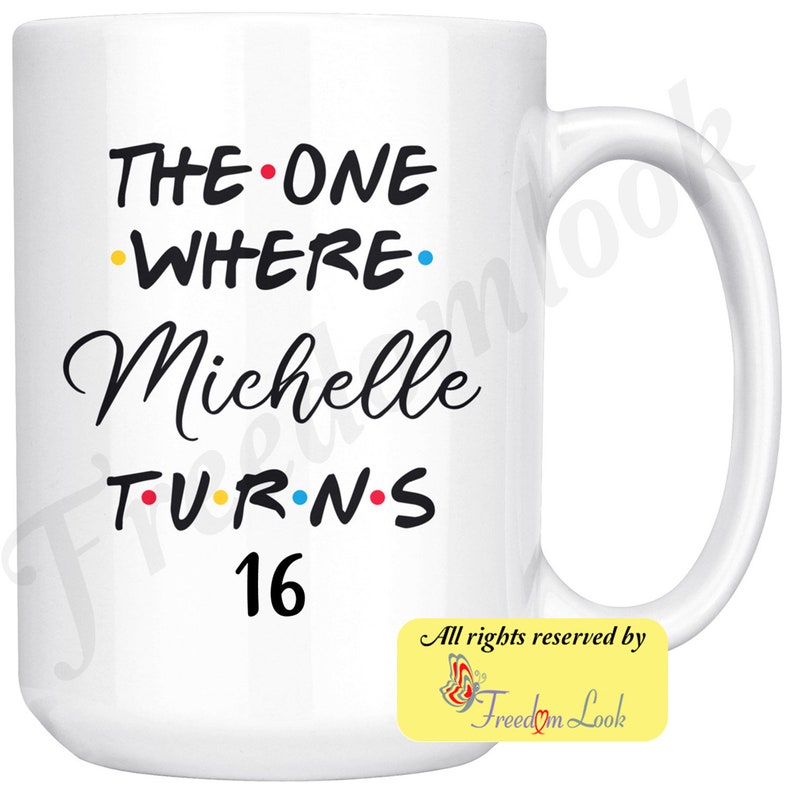 K&ouml;nnte beinhalten: Wei&szlig;e Keramiktasse mit schwarzem Text, der "THE ONE WHERE Michelle TURNS 16" lautet. Der Text hat farbige Punkte zwischen den W&ouml;rtern. Die Tasse hat einen wei&szlig;en Henkel.