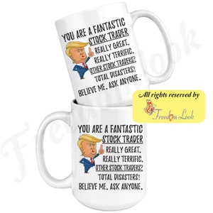 Op de afbeelding: Een witte keramische mok met een cartoonafbeelding van een man met blond haar en een rode stropdas. De mok heeft de tekst "You are a fantastic stock trader. Really great. Really terrific. Other stock traders? Total disasters! Believe me. Ask anyone."