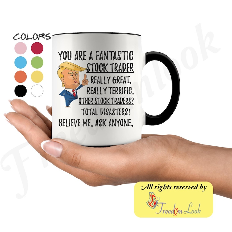 Op de afbeelding: Een witte keramische koffiemok met een zwart handvat. De mok heeft een cartoonafbeelding van een man met een rode stropdas en een zwart pak. De tekst op de mok luidt "You are a fantastic stock trader. Really great. Really terrific. Other stock traders? Total disasters! Believe me. Ask anyone."