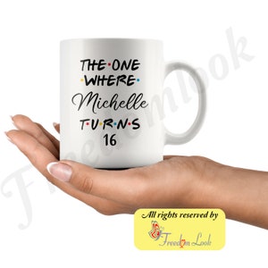 K&ouml;nnte beinhalten: Wei&szlig;e Keramiktasse mit schwarzem Text, der "The One Where Michelle Turns 16" lautet. Der Text ist in einer stilisierten Schriftart, die an die beliebte Fernsehsendung "Friends" erinnert.