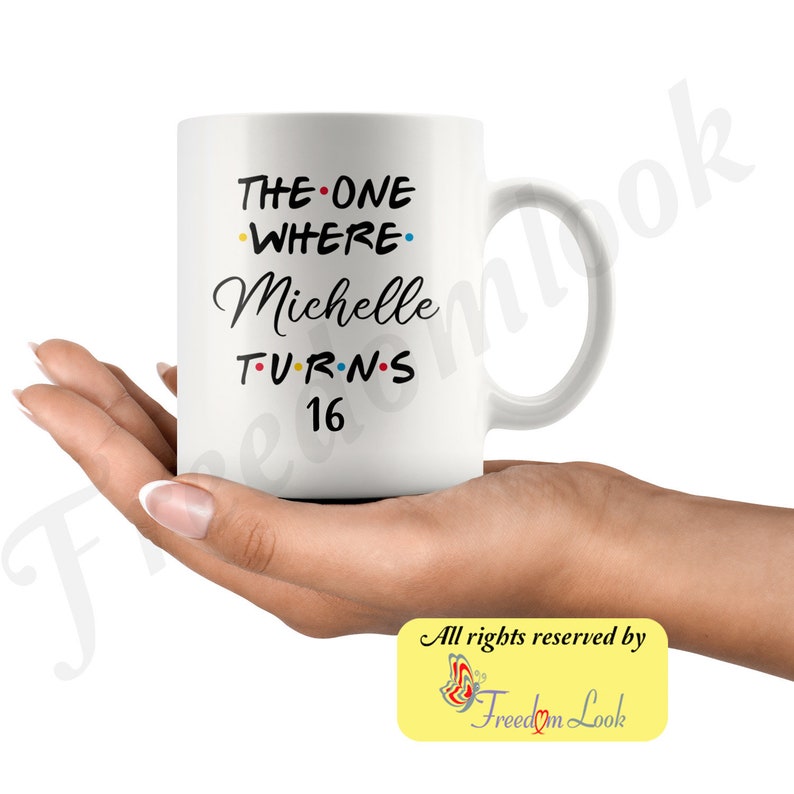 K&ouml;nnte beinhalten: Wei&szlig;e Keramiktasse mit schwarzem Text, der "The One Where Michelle Turns 16" lautet. Der Text ist in einer stilisierten Schriftart, die an die beliebte Fernsehsendung "Friends" erinnert.