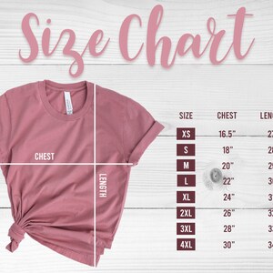 Pu&ograve; includere: Tabella delle taglie per una t-shirt con misure in pollici per il petto e la lunghezza. Le taglie includono XS, S, M, L, XL, 2XL, 3XL e 4XL.