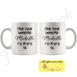 K&ouml;nnte beinhalten: Zwei wei&szlig;e Keramikbecher mit schwarzem Text, der "The One Where Michelle Turns 16" lautet. Die Becher haben einen schwarzen Henkel und stehen auf einem wei&szlig;en Hintergrund.