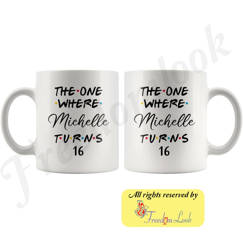 K&ouml;nnte beinhalten: Zwei wei&szlig;e Keramikbecher mit schwarzem Text, der "The One Where Michelle Turns 16" lautet. Die Becher haben einen schwarzen Henkel und stehen auf einem wei&szlig;en Hintergrund.