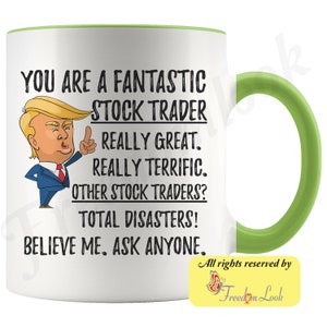 Op de afbeelding: Een witte keramische koffiemok met een groene rand en handvat. De mok heeft een cartoonafbeelding van een man met een rode stropdas en een zwart pak. De tekst op de mok luidt: "You are a fantastic stock trader. Really great. Really terrific. Other stock traders? Total disasters! Believe me. Ask anyone."