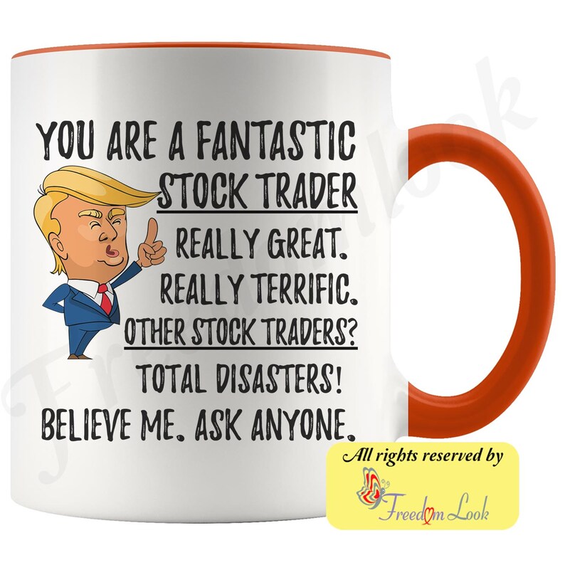 Op de afbeelding: Een witte keramische koffiemok met een oranje rand en handvat. De mok heeft een cartoonafbeelding van een man met een rode stropdas en een zwart pak. De tekst op de mok luidt: "You are a fantastic stock trader. Really great. Really terrific. Other stock traders? Total disasters! Believe me. Ask anyone."