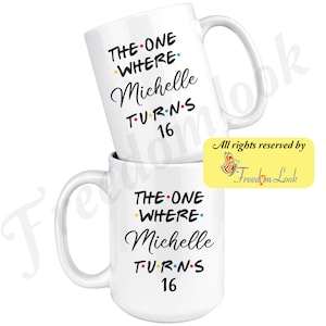 K&ouml;nnte beinhalten: Zwei wei&szlig;e Keramikbecher mit schwarzem Text, der "The One Where Michelle Turns 16" lautet. Die Becher sind &uuml;bereinander gestapelt.