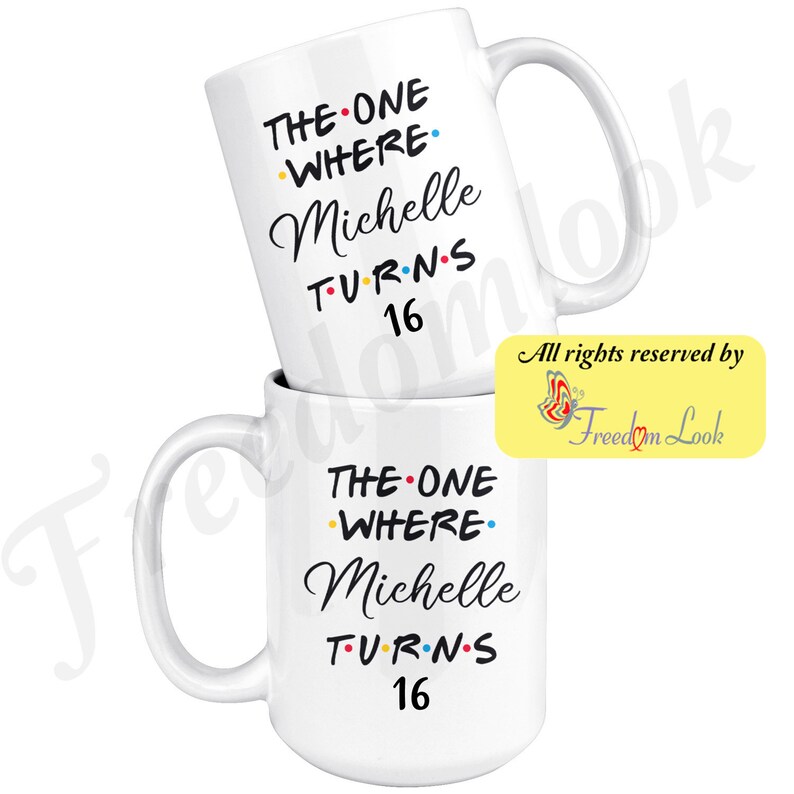 K&ouml;nnte beinhalten: Zwei wei&szlig;e Keramikbecher mit schwarzem Text, der "The One Where Michelle Turns 16" lautet. Die Becher sind &uuml;bereinander gestapelt.