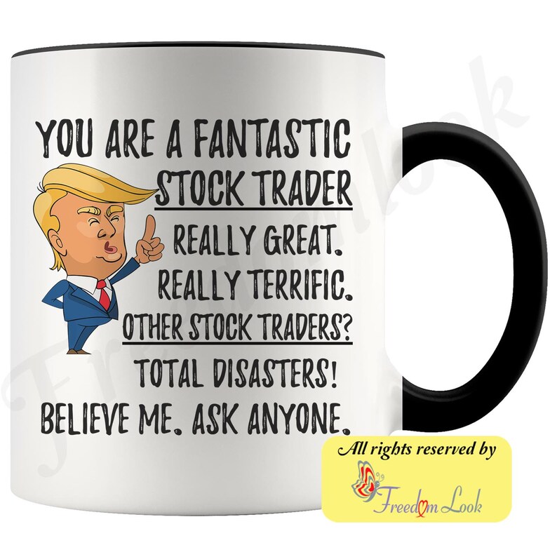 Op de afbeelding: Een witte keramische koffiemok met een zwarte handgreep. De mok heeft een cartoonafbeelding van Donald Trump met de tekst "You are a fantastic stock trader. Really great. Really terrific. Other stock traders? Total disasters! Believe me. Ask anyone."