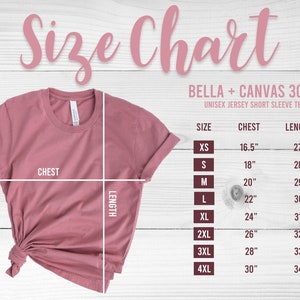 Op de afbeelding: Een stoffig roze Bella + Canvas 3001 unisex jersey T-shirt met korte mouwen, met een maattabel. De tabel geeft borst- en lengtematen in inches voor de maten XS tot 4XL. Het shirt wordt weergegeven met afmetingen.