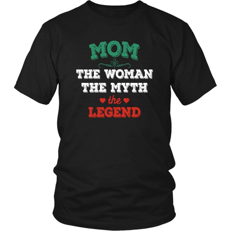 Puede incluir: Camiseta negra con texto blanco que dice "MOM THE WOMAN THE MYTH the LEGEND" con un dise&ntilde;o de remolino verde sobre el texto y dos corazones rojos alrededor de la palabra "the".