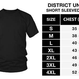 Puede incluir: Tabla de tallas para una camiseta unisex de manga corta. La tabla muestra las medidas del pecho en pulgadas para las tallas S, M, L, XL, 2XL, 3XL y 4XL.