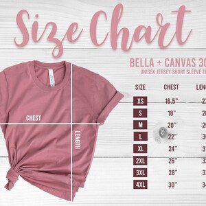 Op de afbeelding: Een stoffig roze Bella + Canvas 3001 unisex jersey T-shirt met korte mouwen, met een maattabel. De tabel geeft borst- en lengtematen in inches voor de maten XS tot 4XL. Het shirt wordt weergegeven met afmetingen.