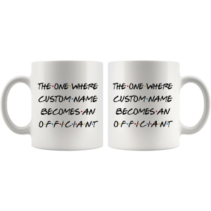 K&ouml;nnte beinhalten: Zwei wei&szlig;e Kaffeetassen mit schwarzem Text, der "THE ONE WHERE CUSTOM-NAME BECOMES AN OFFICIANT" lautet. Der Text ist in einer Schriftart &auml;hnlich der beliebten Fernsehsendung "Friends".