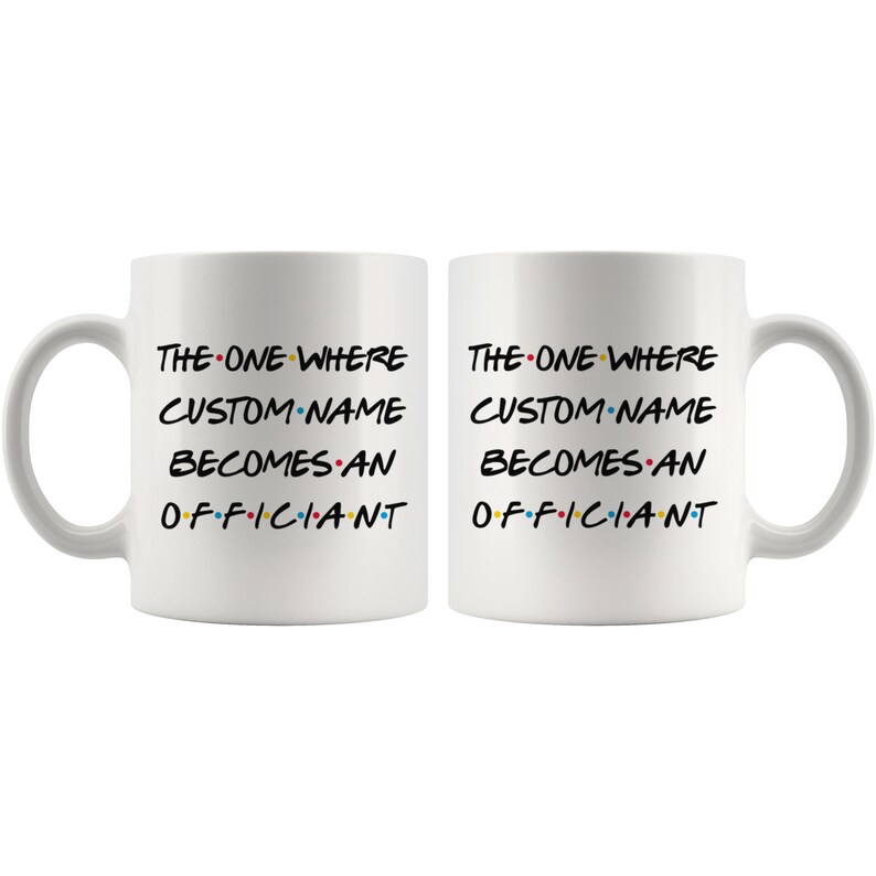 K&ouml;nnte beinhalten: Zwei wei&szlig;e Kaffeetassen mit schwarzem Text, der "THE ONE WHERE CUSTOM-NAME BECOMES AN OFFICIANT" lautet. Der Text ist in einer Schriftart &auml;hnlich der beliebten Fernsehsendung "Friends".