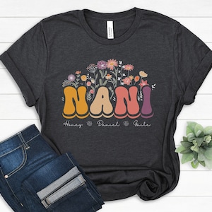 Benutzerdefiniertes Nani-Blumenhemd, personalisiertes Muttertags-T-Shirt, Nani mit Enkelnamen-Kleidung, Oma von Kindergeschenk, gesegnetes Nani-T-Stück