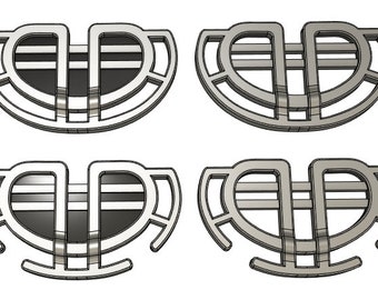 Op de afbeelding: Vier zilveren metalen ringen met een hartvormig ontwerp. De ringen bevinden zich in twee verschillende posities, met de hartvorm naar boven en naar beneden gericht.