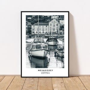 Affiche de voyage Mevagissey en noir et blanc.  Bateaux du port de Mevagissey. Affiche de voyage rétro de Cornouailles