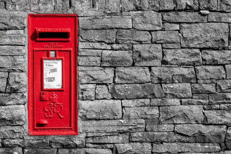 Красный почтовый ящик. Red Postbox. Указатель красный настенный. London Red Pillar Box картинка. Купить в д красное