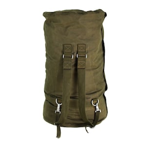 Ausgefallene Bundeswehr Seesack Seesack Seesack mit Schultergurten eines großen olivgrünen Rucksacks