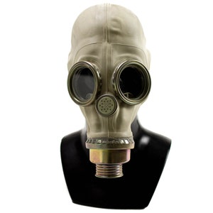 Polish gas mask MUA SzM-41M KF respiratory surplus face mask 1970&#39;s Halloween costume decor