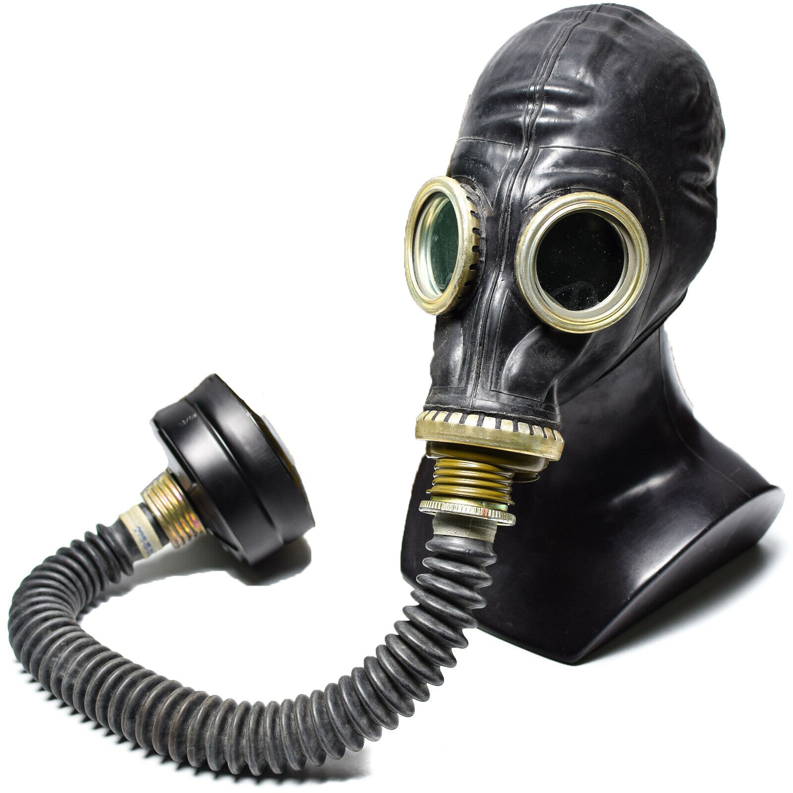 masque à gaz de danger en caoutchouc vintage sur le sol