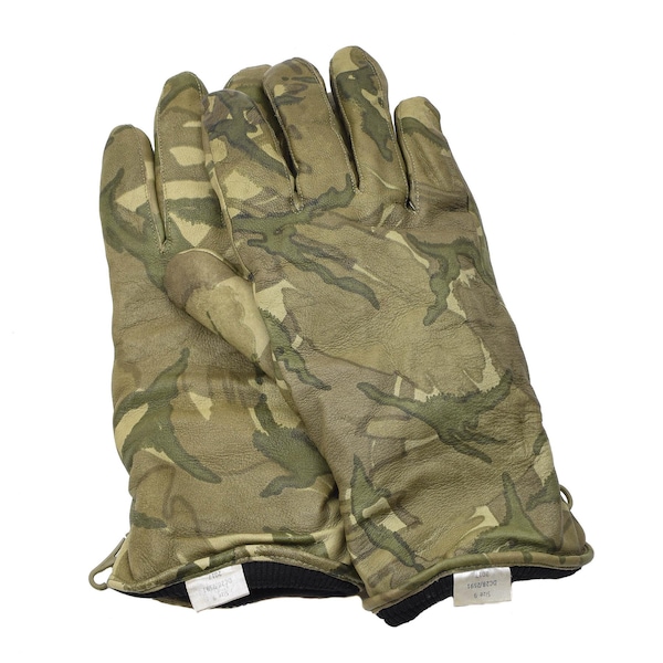 Véritables gants en cuir tactiques de combat militaire britannique isolés camouflage MTP