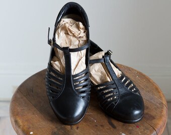 Beautiful 1940s style cut-out leather day shoes