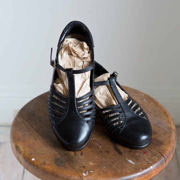 Beautiful 1940s style cut-out leather day shoes