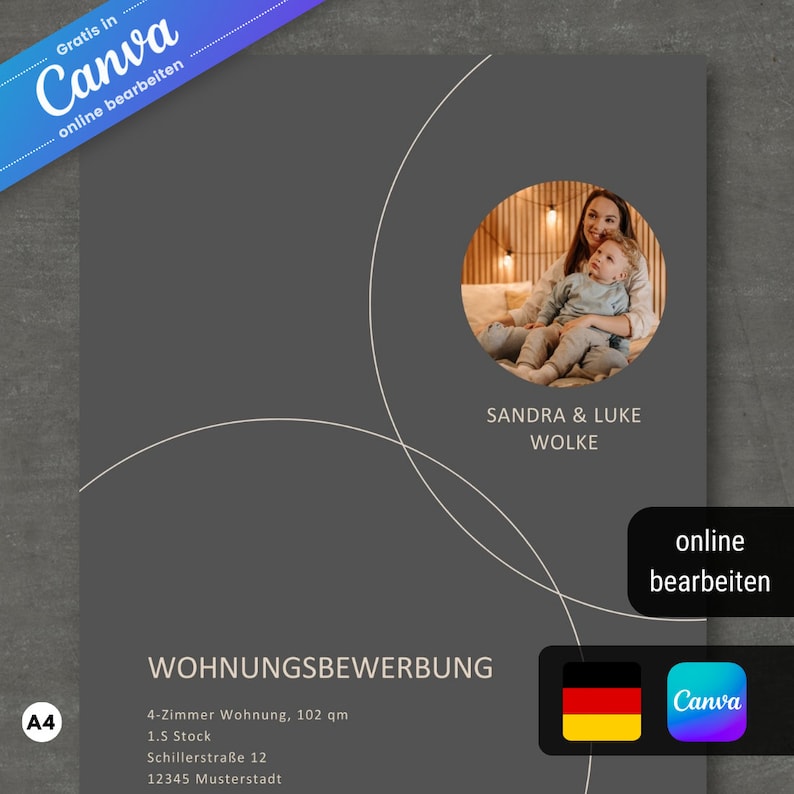 Pu&ograve; includere: Un modello di design grigio e bianco per una domanda di alloggio. Il modello include una foto di una donna e un bambino, il testo "SANDRA & LUKE WOLKE" e il testo "WOHNUNGSBEWERBUNG". Il modello include anche il testo "4-Zimmer Wohnung, 102 qm", "1.5 Stock", "Schillerstra&szlig;e 12" e "12345 Musterstadt".