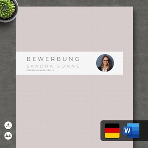 以下が含まれることがあります： 薄い灰色の背景に、白い長方形の中に「BEWERBUNG SANDRA SONNE STEUERFACHANGEStellte」というテキストと、茶色の髪と眼鏡をかけた女性の画像があります。背景は小さな白い六角形の模様です。