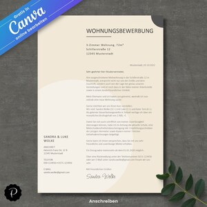 Pu&ograve; includere: Un modulo di domanda per un appartamento beige e grigio con l'intestazione "Wohnungsbewerbung" e il testo "Sandra & Luke Wolke" in un riquadro nero. Il modulo include le informazioni di contatto di Sandra & Luke Wolke, inclusi il loro indirizzo, numero di telefono e indirizzo email.