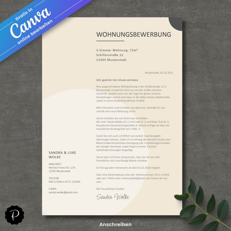 Pu&ograve; includere: Un modulo di domanda per un appartamento beige e grigio con l'intestazione "Wohnungsbewerbung" e il testo "Sandra & Luke Wolke" in un riquadro nero. Il modulo include le informazioni di contatto di Sandra & Luke Wolke, inclusi il loro indirizzo, numero di telefono e indirizzo email.