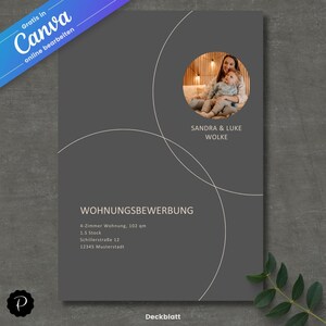 Pu&ograve; includere: Una pagina di copertina grigia e beige per una domanda di alloggio con una foto di una donna e un bambino. Il testo sulla pagina recita "WOHNUNGSBEWERBUNG", "4-Zimmer Wohnung, 102 qm", "1.5 Stock", "Schillerstra&szlig;e 12", "12345 Musterstadt", "Deckblatt", "SANDRA & LUKE WOLKE".