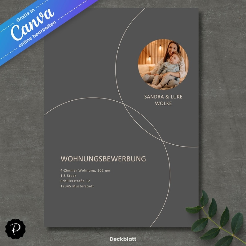 Pu&ograve; includere: Una pagina di copertina grigia e beige per una domanda di alloggio con una foto di una donna e un bambino. Il testo sulla pagina recita "WOHNUNGSBEWERBUNG", "4-Zimmer Wohnung, 102 qm", "1.5 Stock", "Schillerstra&szlig;e 12", "12345 Musterstadt", "Deckblatt", "SANDRA & LUKE WOLKE".