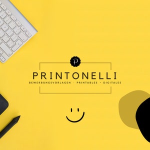 May include: A yellow background with a black and white smiley face. The text "PRINTONELLI" is in a black rectangle with a gold outline. The text "BEWERBUNGVSORLAGEN PRINTABLES DIGITALES" is below the rectangle. A white keyboard and a black and gold abstract shape are in the corners of the image.