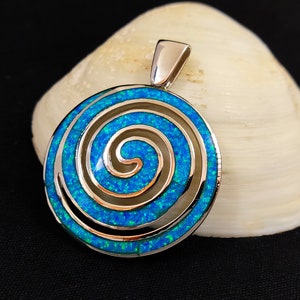 Ciondolo a spirale greca in argento sterling con opale blu fuoco, 40 mm