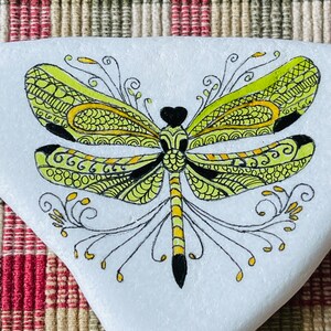 Hand-Painted Dragonfly Rock Art: Santorini Stone Decor Bild 3